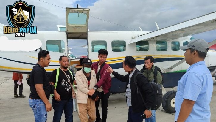 Pentolan KKB Alenus Tabuni alias Kobuter Dipindahkan Satgas Damai Cartenz dari Ilaga ke Timika