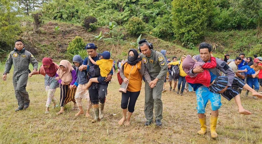 Dramatis, Video Detik-Detik Helikopter Carakal H-225M TNI AU Evakuasi Korban Banjir dan Longsor di Luwu Sulsel