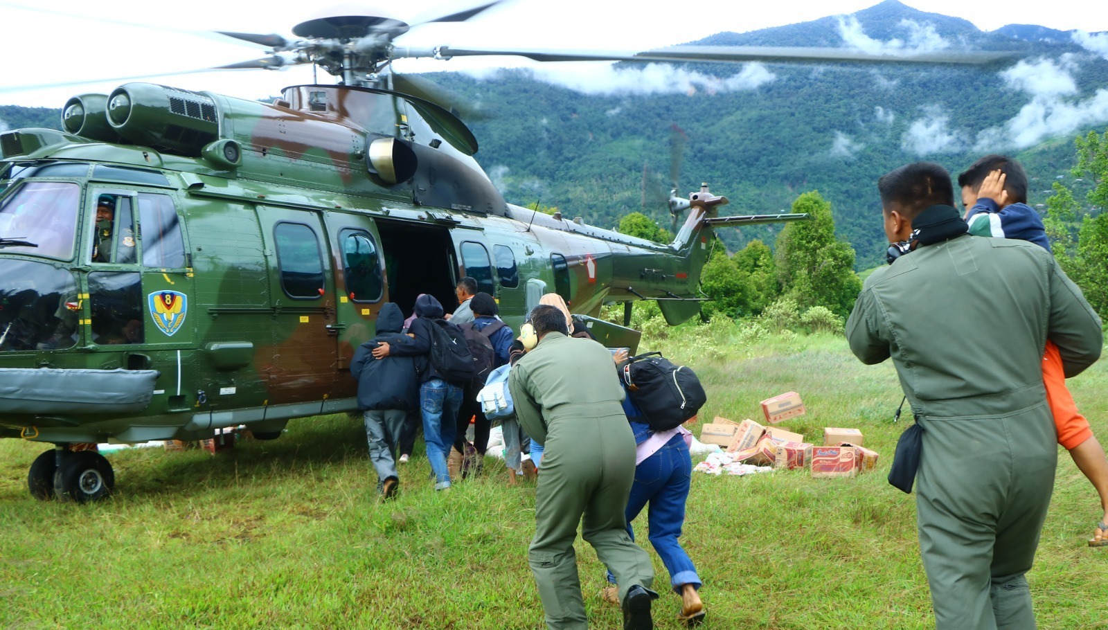 Helikopter Carakal H-225M TNI AU Evakuasi 36 Lansia dan Anak-Anak dari Desa Terisolir di Luwu
