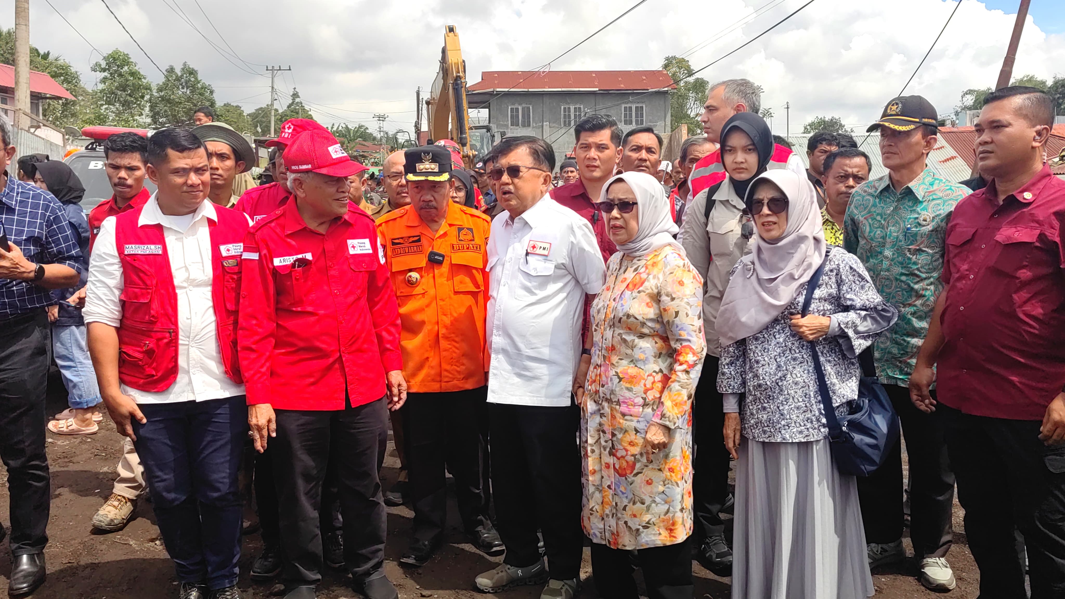 PMI Kerahkan 10 Mobil Tangki Air Bersih untuk Korban Banjir Bandang di Sumatera Barat