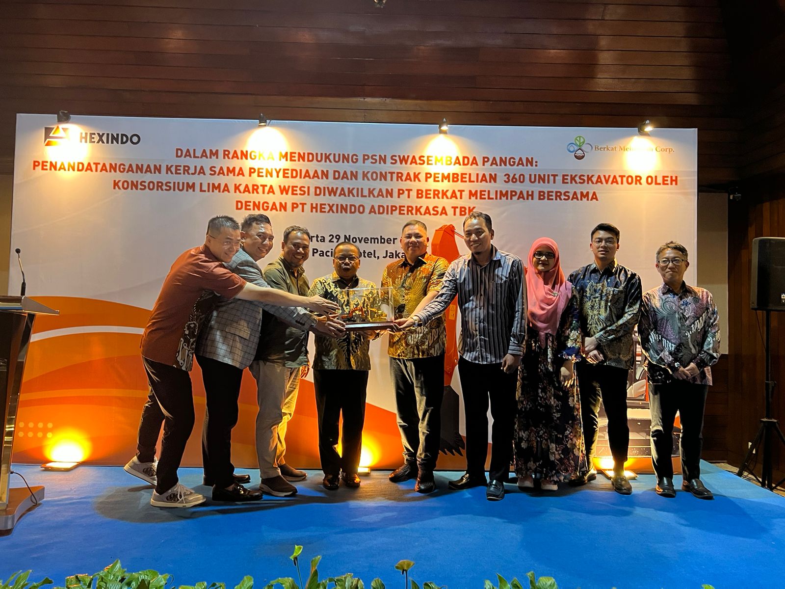 Gotong Royong untuk Swasembada Pangan Konsorsium Lima Karta Wesi Teken Kontrak Beli 360 Excavator