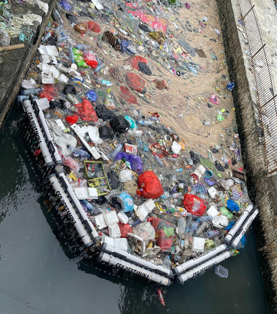 Pertamina Patra Niaga Sulawesi Wujudkan Lingkungan Bersih Lewat Trash Barrier Sungai Pasar Lakessi