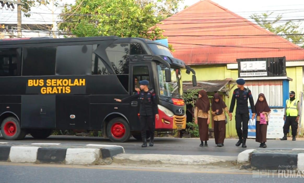 Brimob Polda Sultra Hadirkan Bus Sekolah Gratis untuk Pelajar di Kota Kendari