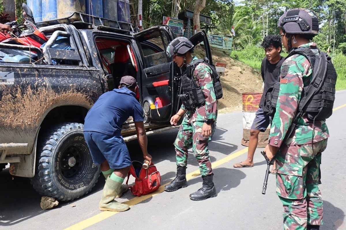 Jelang Natal dan Tahun Baru Satgas Yonif 122/TS Pos Sawiyatami Gelar Razia di Jalan Lintas Trans Papua